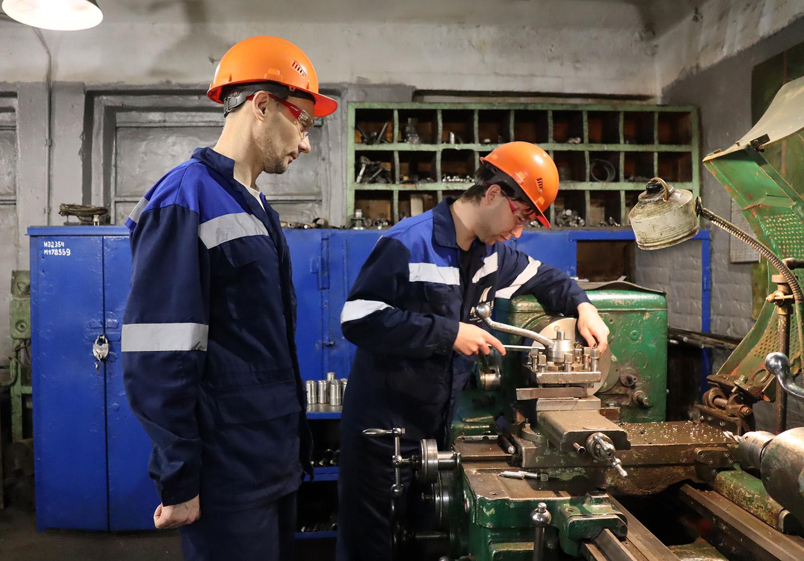 На БМК проходит практика студентов-станочников