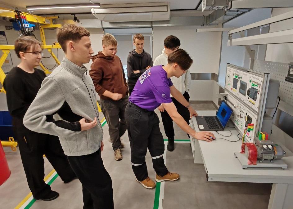 Инженеры ОМК в Чусовом обучают студентов основам программирования